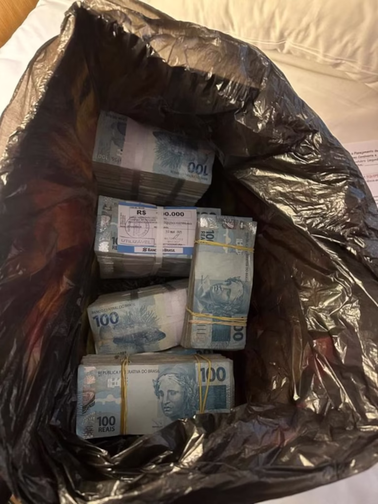 PF apreende R$ 430 mil em apartamento de Sóstenes