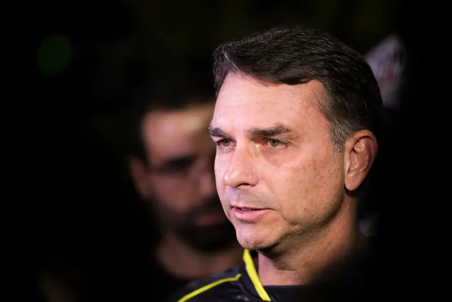 Senador Flávio Bolsonaro participa de uma vigília após a prisão de Bolsonaro pela Polícia Federal, encerrando meses de prisão domiciliar, em Brasília, Brasil, em 22 de novembro de 2025. REUTERS/Mateus Bonomi