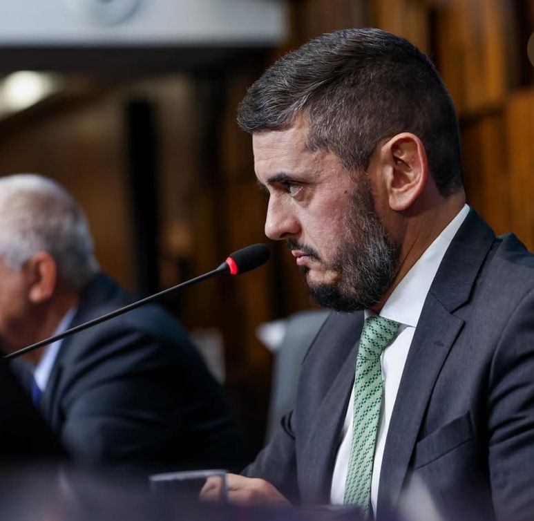 A decisão estabelece que Bacellar passará a usar tornozeleira eletrônica e ficará afastado da presidência da Casa.