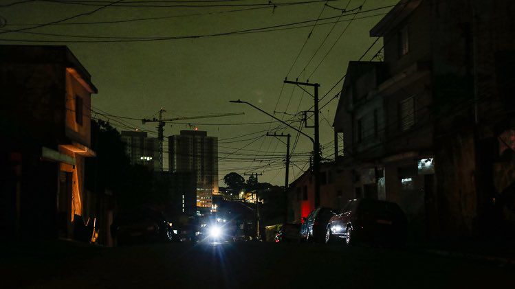 O vendaval, considerado histórico pelo Instituto Nacional de Meteorologia (Inmet), derrubou árvores e estruturas por cerca de 12 horas