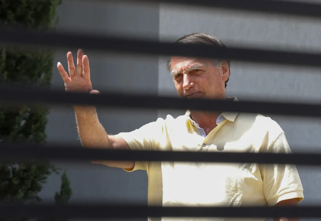 El expresidente brasileño Jair Bolsonaro hace un gesto desde su residencia en Brasilia.Foto: AFP