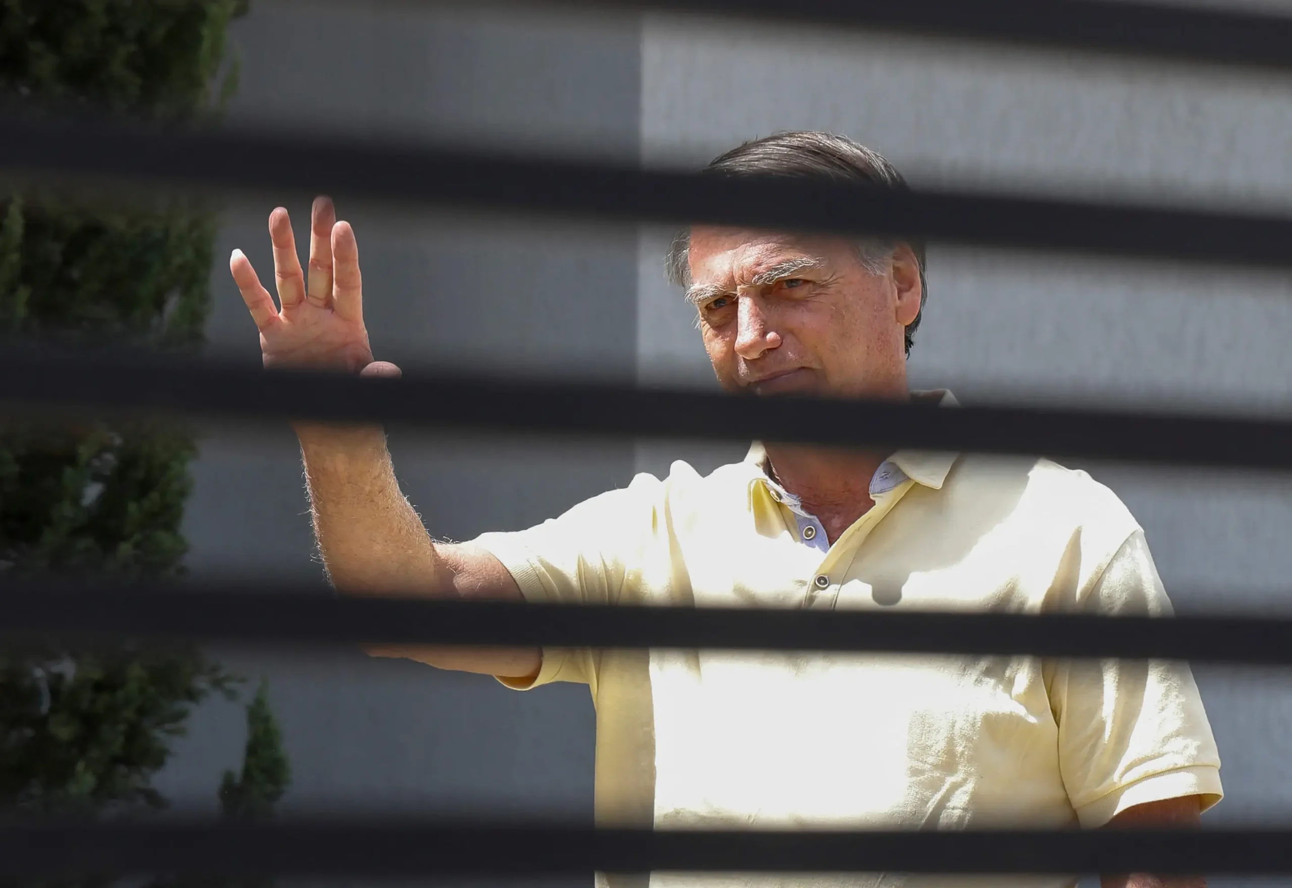 El expresidente brasileño Jair Bolsonaro hace un gesto desde su residencia en Brasilia.Foto: AFP