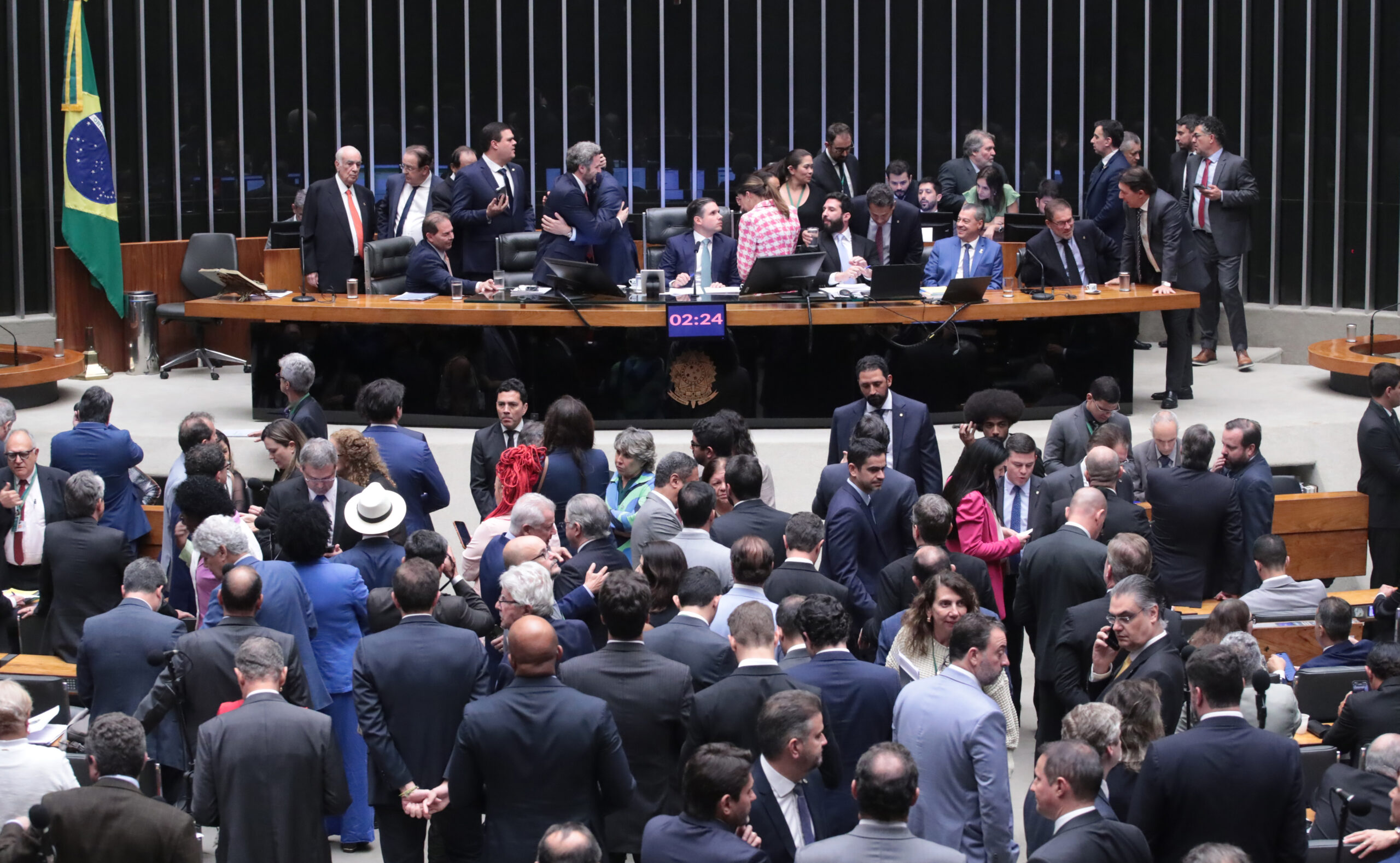 A sessão foi marcada por repetidas investidas da base governista para retirar o item da pauta