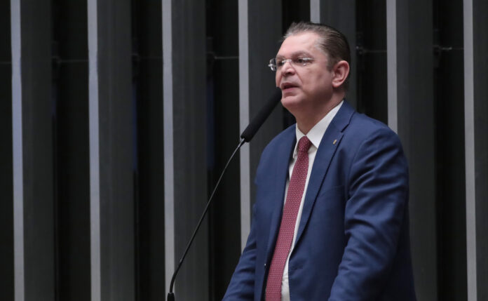 A quantia em espécie foi localizada na última sexta-feira (18) no flat onde Sóstenes reside, em Brasília