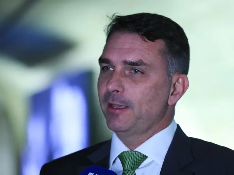 Justiça manda remover posts que associam Flávio Bolsonaro ao crime