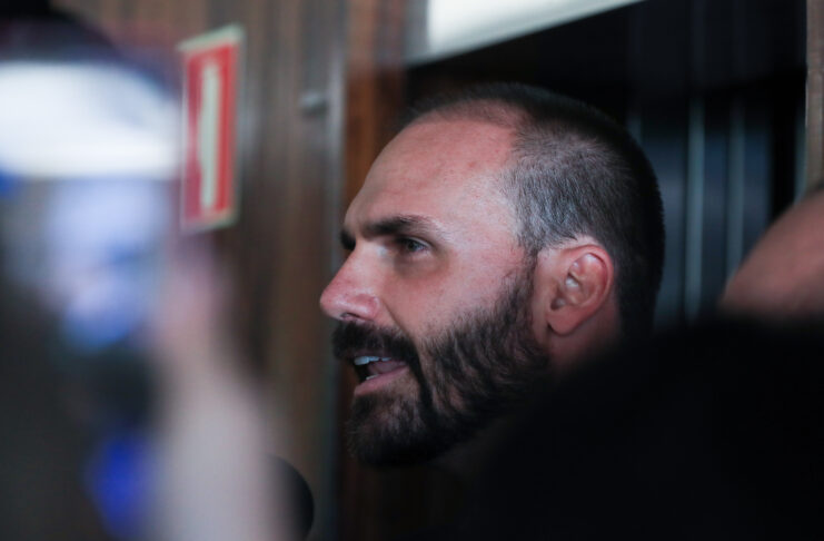 Eduardo Bolsonaro ironiza menção de Tarcísio de Freitas como pré-candidato à Presidência em ranking de relevância nas redes sociais.