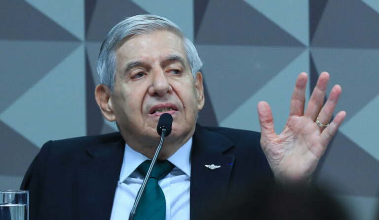 Defesa entrega passaportes de Augusto Heleno ao STF