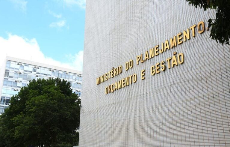 Governo reduz projeção do salário mínimo de 2026 para R$ 1.627