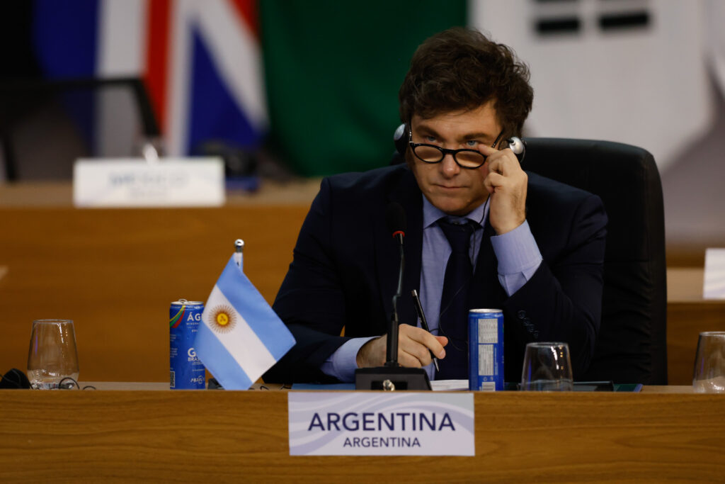A publicação nas redes sociais de Milei foi feita logo após a vitória do conservador José Antonio Kast (Partido Republicano) nas eleições presidenciais do Chile
