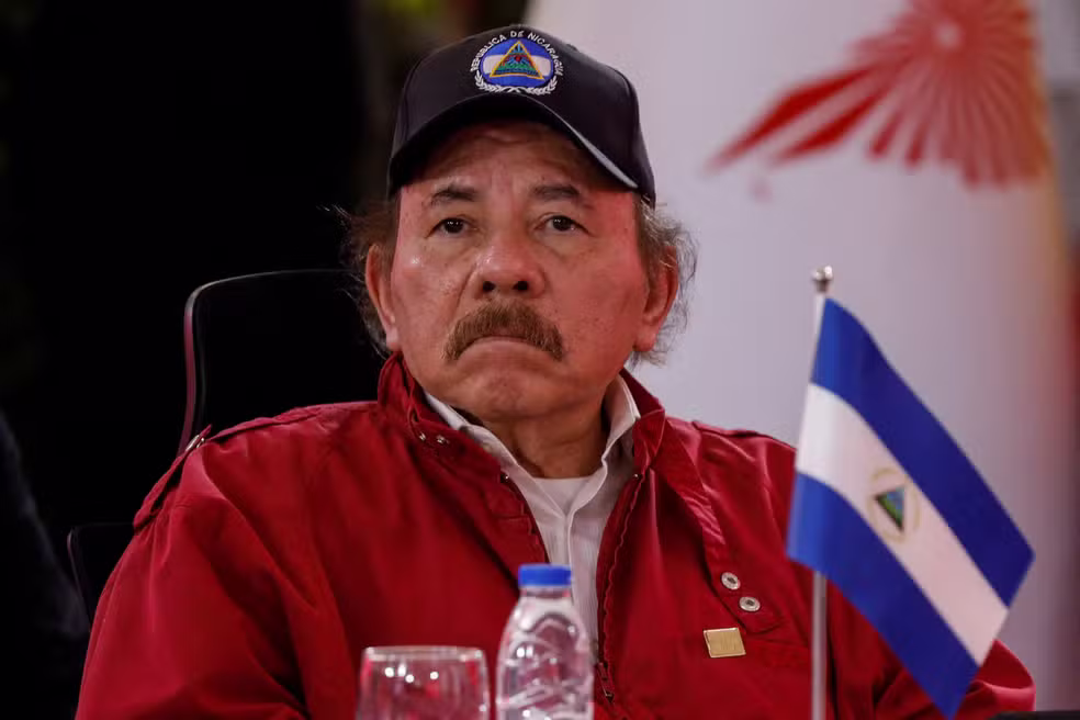Sob pressão dos Estados Unidos, regime da Nicarágua liberta presos políticos, mantém vigilância e impõe restrições de circulação.