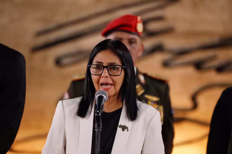 Diretor da CIA, John Ratcliffe, se encontrou com Delcy Rodríguez em Caracas para discutir inteligência, estabilidade econômica e narcotráfico, segundo o New York Times