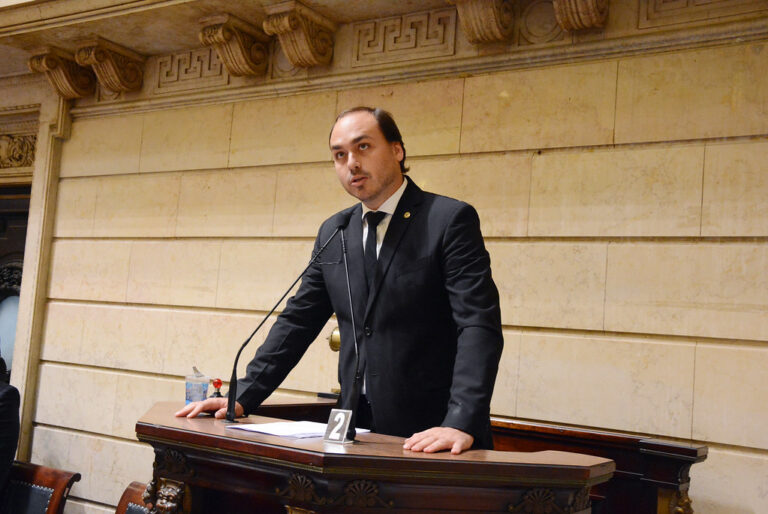 Carlos Bolsonaro acusa Lula de distorcer informação sobre bets em anúncio do Desenrola