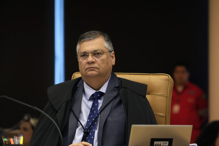 Dino veta novas leis para driblar teto do funcionalismo