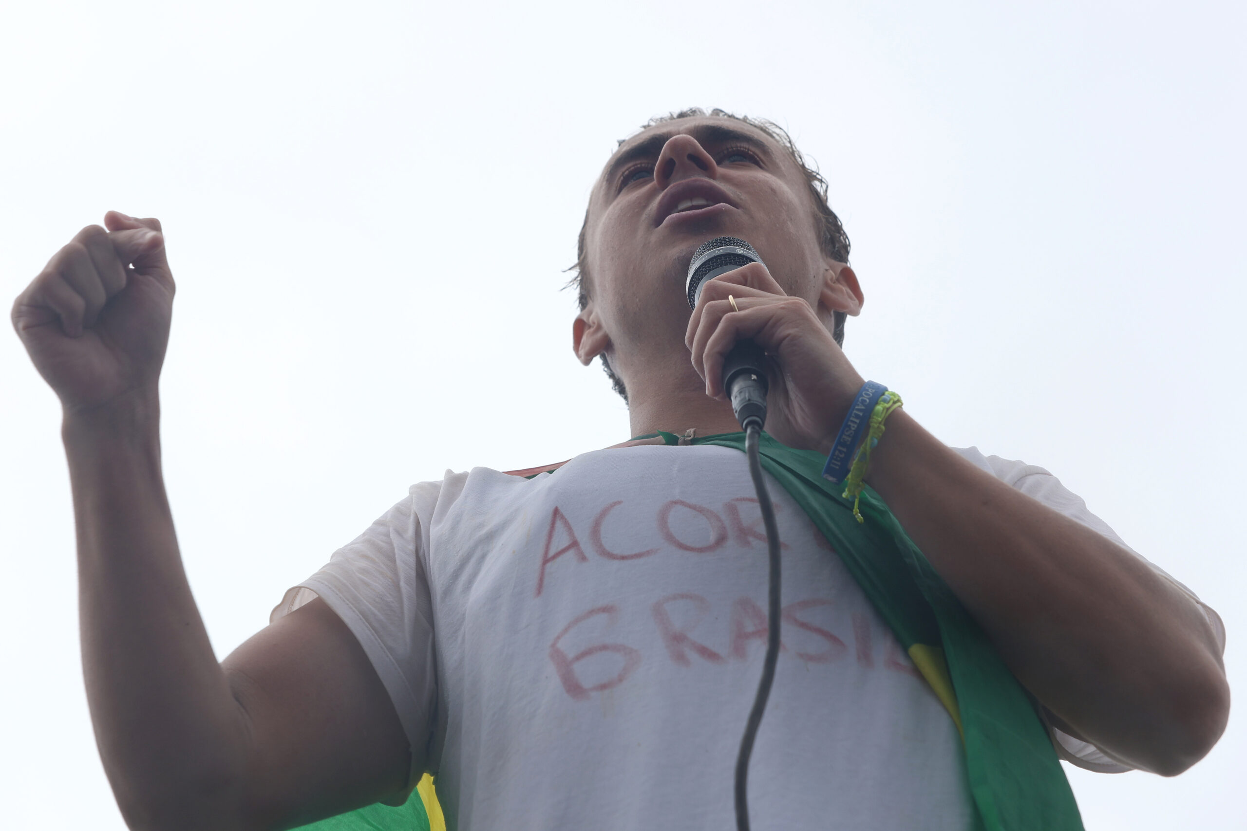 Nikolas Ferreira reage à entrevista de apoiadora atingida por raio em ato em Brasília e diz que fala expõe rejeição a uma vida sem propósito.