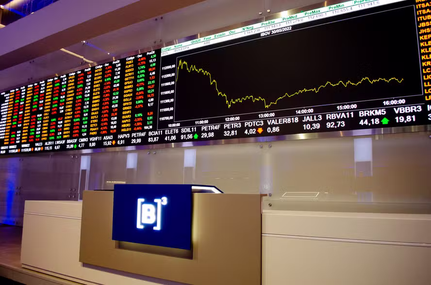 Ibovespa atinge 170 mil pontos pela primeira vez, dólar cai e investidores acompanham Davos e decisão do Banco Central sobre a Will Financeira