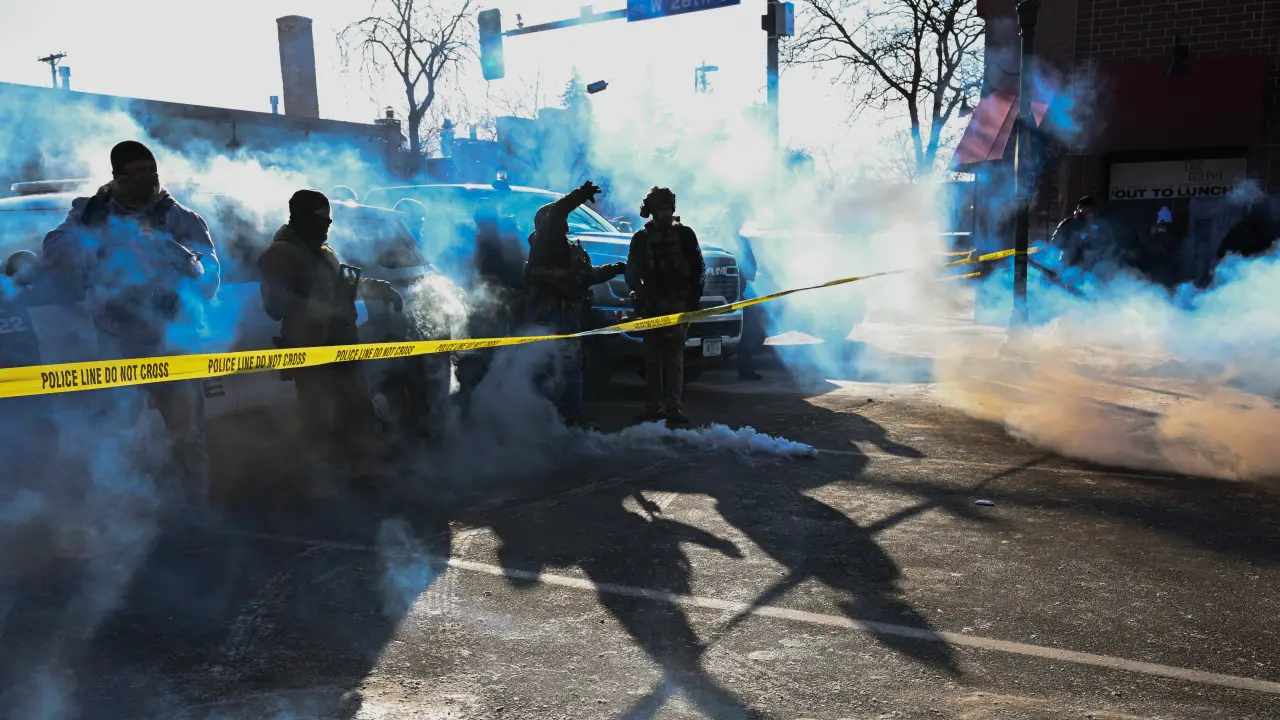 Polícia dispara gás lacrimogêneo em protesto contra o ICE em Minneapolis/Minnesota (ROBERTO SCHMIDT / AFP)/AFP)