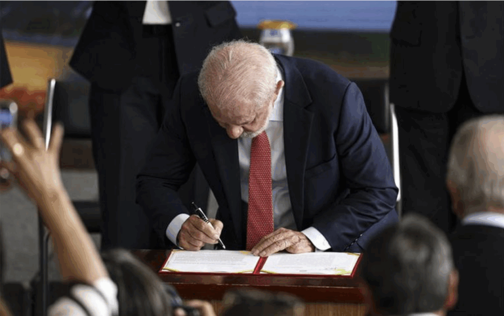 Governo Lula prepara pacote de R$ 90 bilhões em programas sociais e crédito em ano eleitoral, com impacto fiscal e aumento da dívida pública.