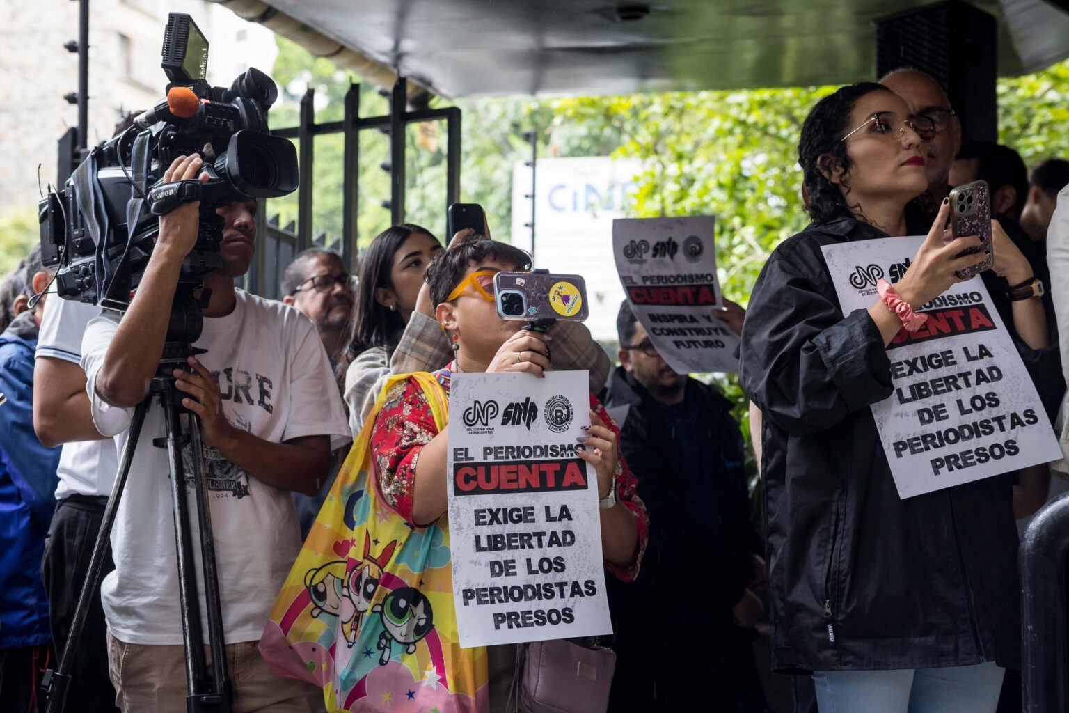 O sindicato informou que pelo menos 10 desses profissionais continuam detidos.