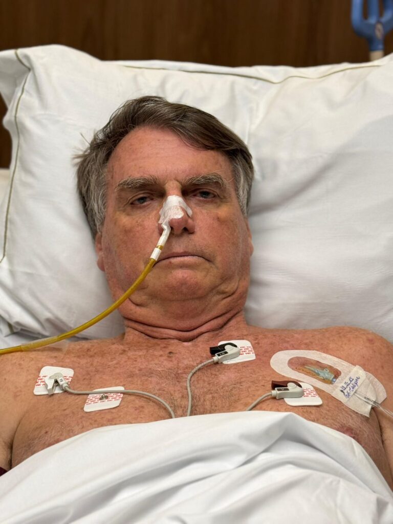 “Moraes quer torturar meu pai até a morte”, diz Flávio Bolsonaro após queda do ex-presidente
