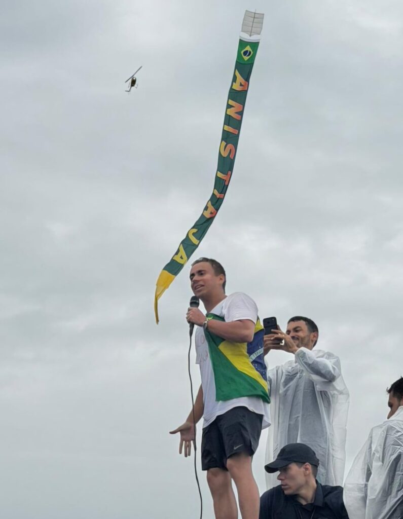 Nikolas discursa em ato final de caminhada até Brasília