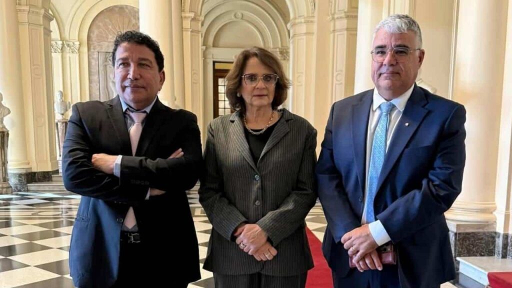 Senadores protocolam aditamento ao pedido de impeachment de Dias Toffoli, citando novas denúncias, possíveis conflitos de interesse e questionamentos sobre imparcialidade no STF