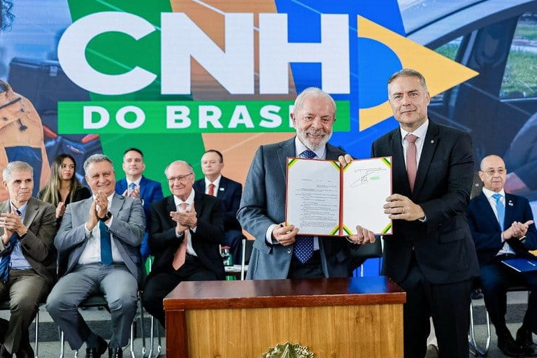 Governo Lula edita MP que muda regras da CNH no fim de 2025, cria renovação automática e reduz custos; texto ainda depende do Congresso Foto: Ricardo Stuckert/PR