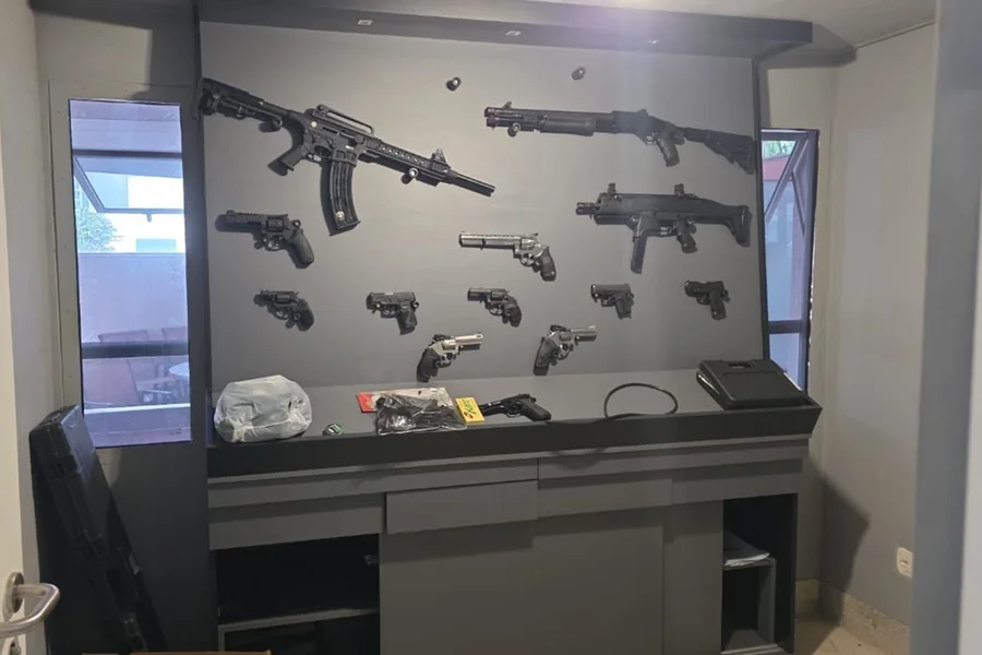 Compliance Zero: PF divulga fotos de carros de luxo, armas, relógios e dinheiro apreendidos em operação contra o Banco Master