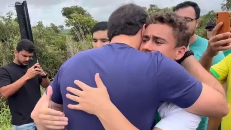 Carlos Bolsonaro se junta à caminhada de Nikolas rumo a Brasília