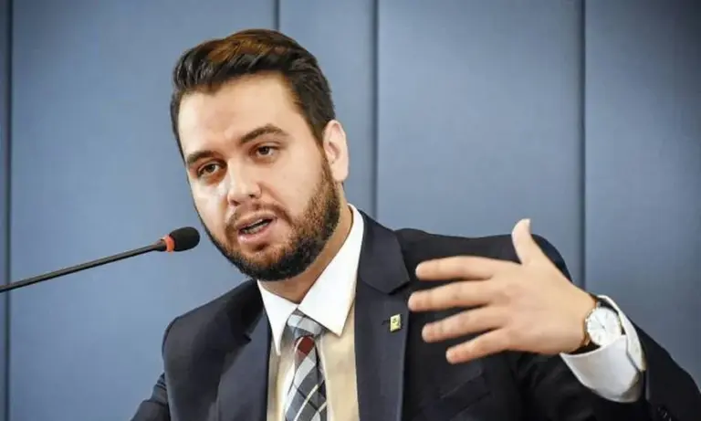 Defesa de Filipe Martins pede transferência e aponta risco em unidade superlotada