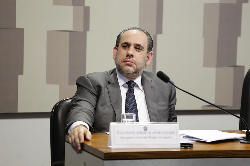 Advogado Walfrido Warde deixa defesa de Daniel Vorcaro em meio a discussões sobre possível delação no caso Banco Master. Advogado Walfrido Warde deixa defesa de Daniel Vorcaro em meio a discussões sobre possível delação no caso Banco Master.