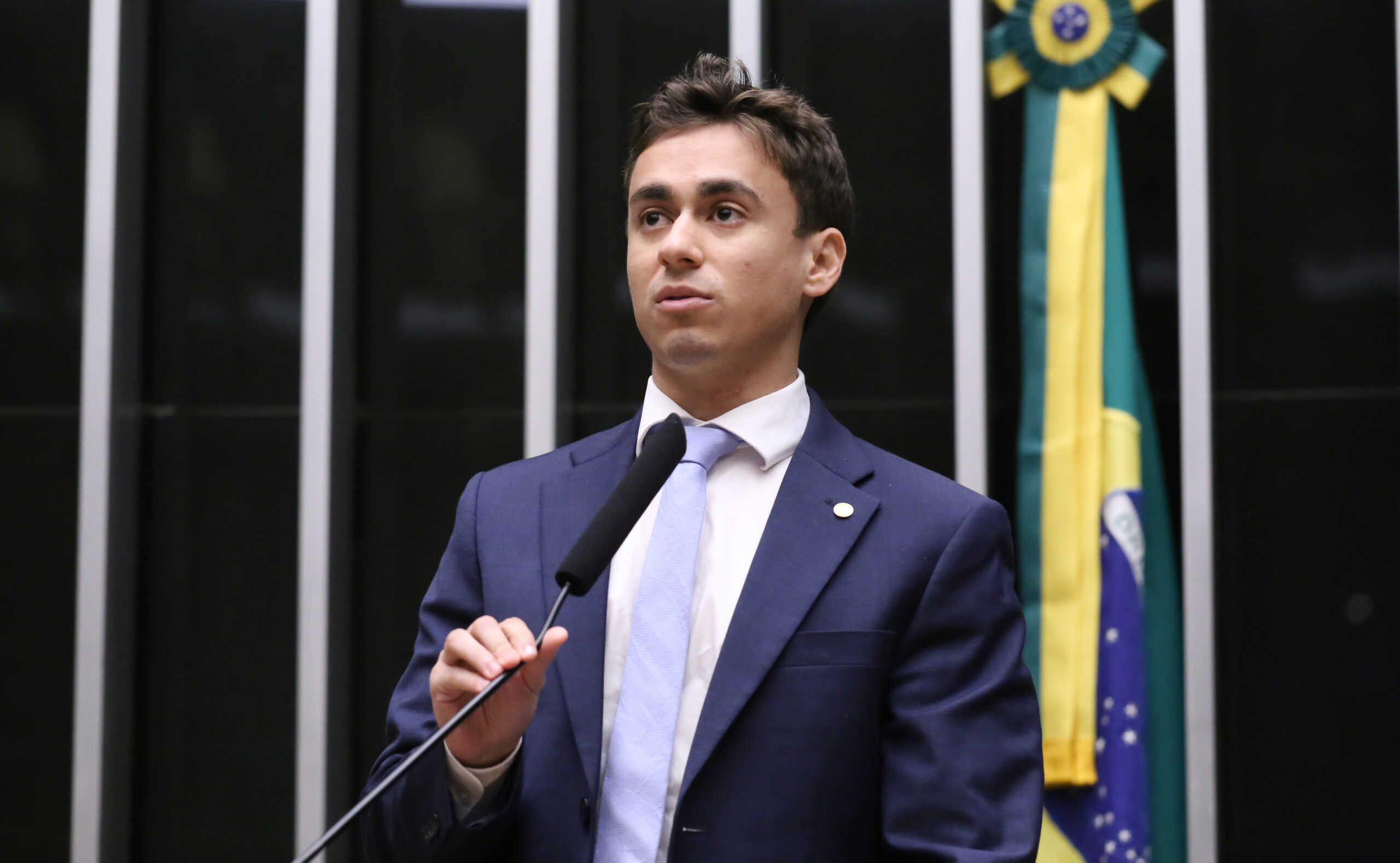Nikolas Ferreira nega deixar o PL, mas admite tensão por filiações em Minas. Partido confirma negociações e promete tratar do tema após o Carnaval.