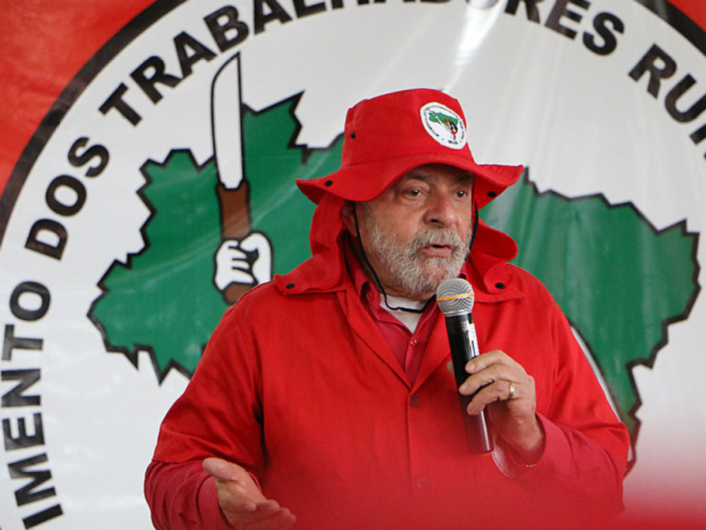 Lula participa de evento do MST em Salvador e anuncia novo pacote de desapropriações para a reforma agrária.