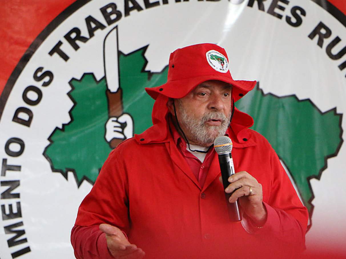 Lula participa de evento do MST em Salvador e anuncia novo pacote de desapropriações para a reforma agrária.