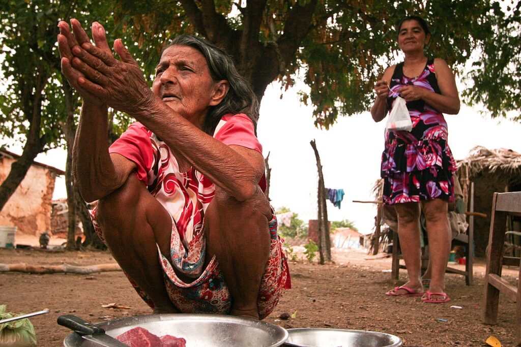 Mulheres ciganas vivem em situação de miséria nos arredores de Sousa, na Paraíba. Foto: Danielle Pereira/Wikimedia Commons