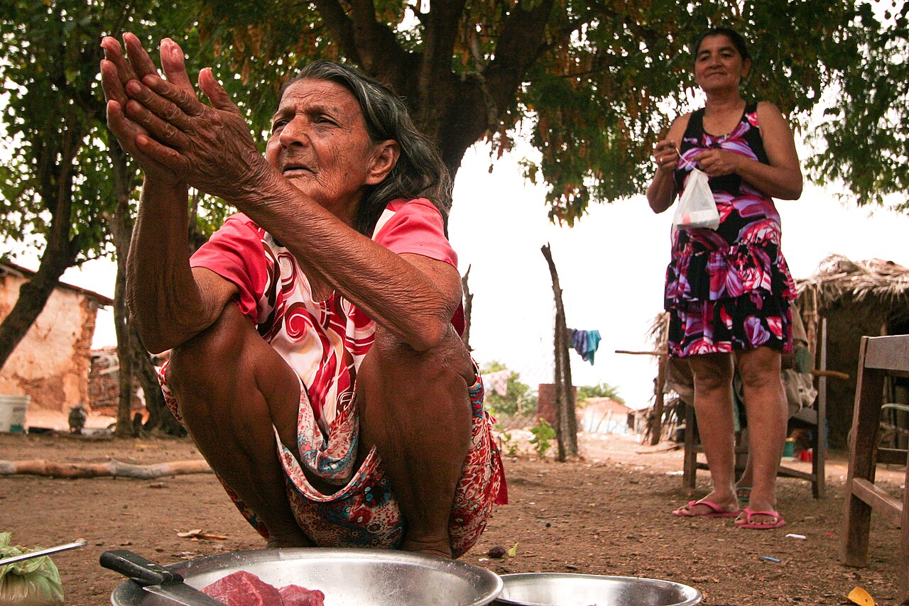 Mulheres ciganas vivem em situação de miséria nos arredores de Sousa, na Paraíba. Foto: Danielle Pereira/Wikimedia Commons