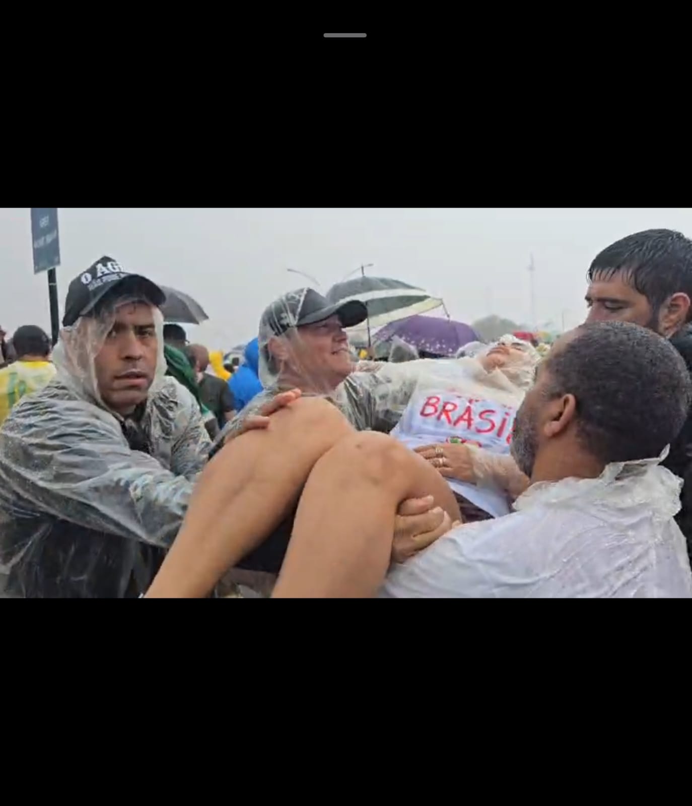Raios atingem manifestantes em Brasília