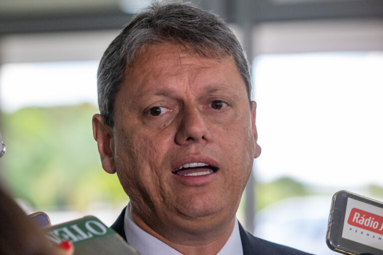 Tarcísio cita caixa de dinheiro para Deolane em operação contra o PCC