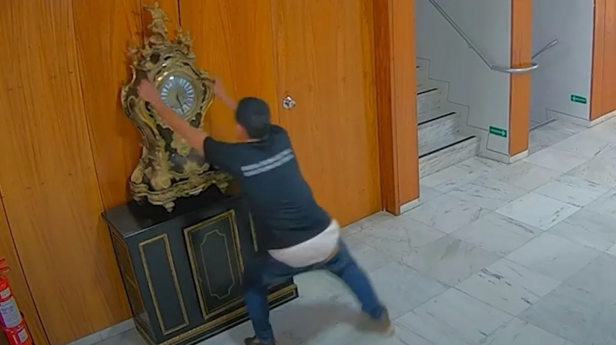 8/1: Moraes manda Justiça recalcular pena de homem que destruiu relógio histórico
