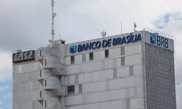 PF aponta grupo de WhatsApp de Vorcaro como canal para combinar fraudes no BRB