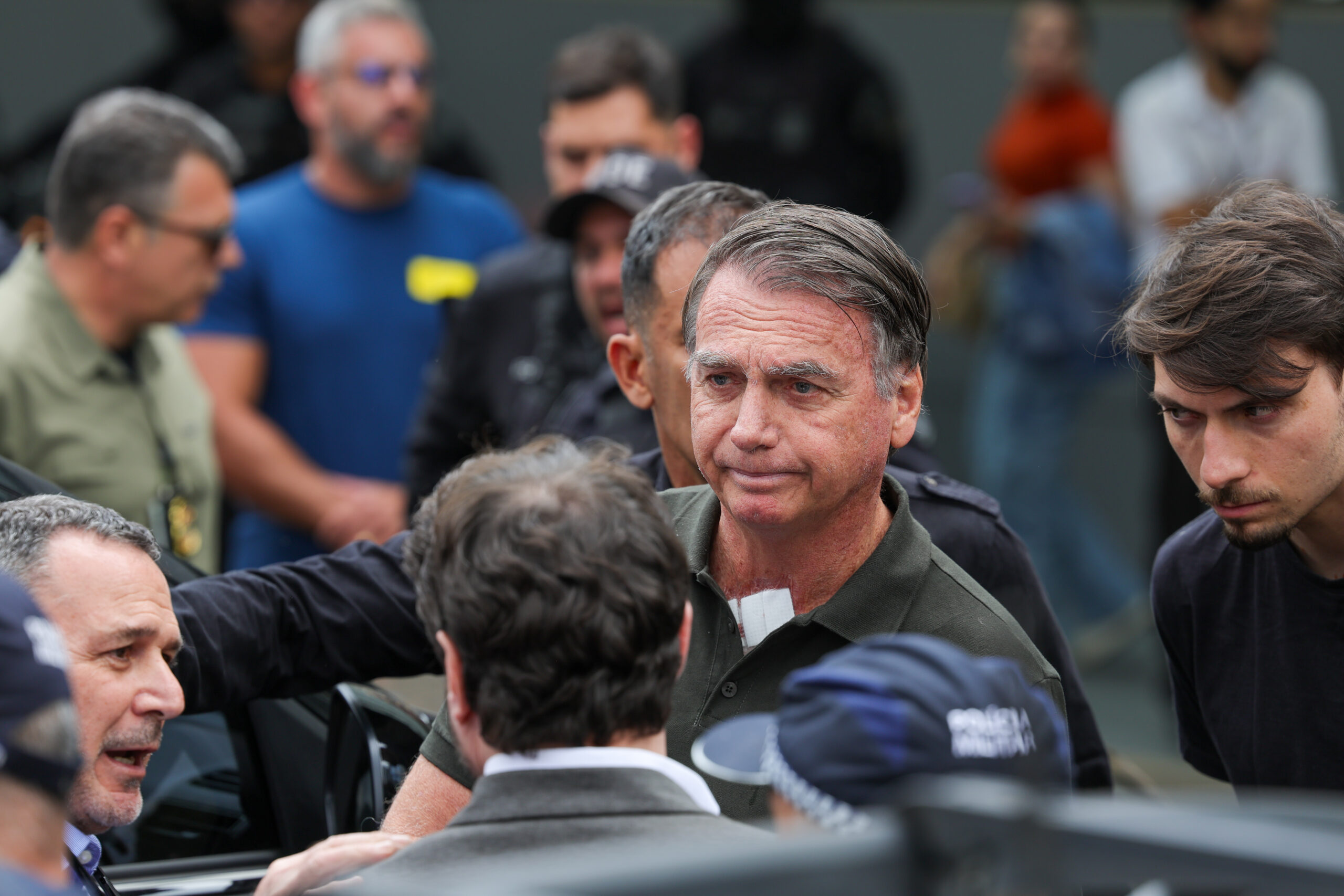 Advogados do ex-presidente Jair Bolsonaro (PL) pediram ao STF (Supremo Tribunal Federal) autorização para que o conselheiro do presidente dos Estados Unidos, Donald Trump, no Brasil, Darren Beattie, o visite na prisão.