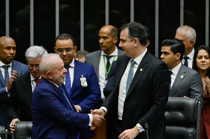Lula já apresenta Rodrigo Pacheco como candidato ao governo de Minas em 2026; senador negocia filiação ao MDB e afirma que cenário ainda está em construção