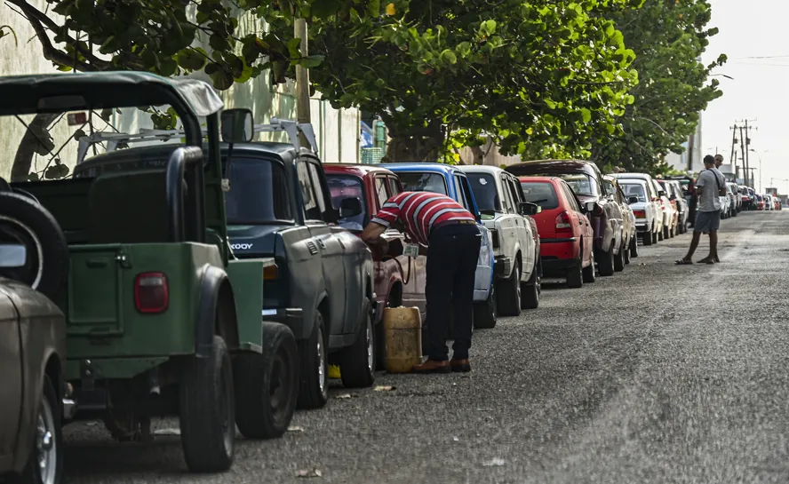 Cuba suspende fornecimento de combustível de aviação em aeroportos por crise energética; medida afeta voos internacionais e turismo.