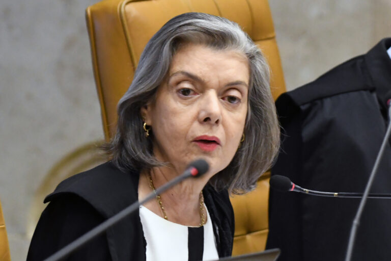 Cármen acompanha Moraes e vota para condenar Eduardo Bolsonaro