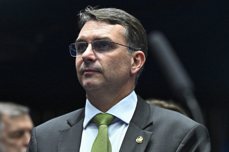 Flávio Bolsonaro diz que Brasil não vive democracia plena
