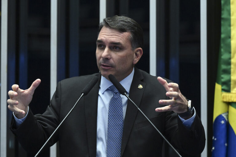 Flávio Bolsonaro articula nome ao governo do Rio
