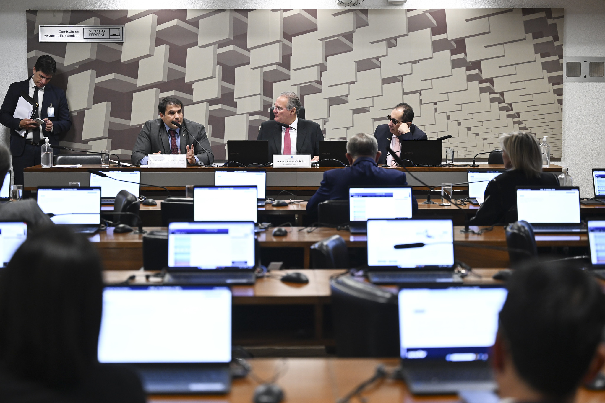 Presidente interino da CVM afirma que houve “alinhamento perverso” entre gestores e investidores no caso Banco Master e diz que instituição não foi vítima passiva