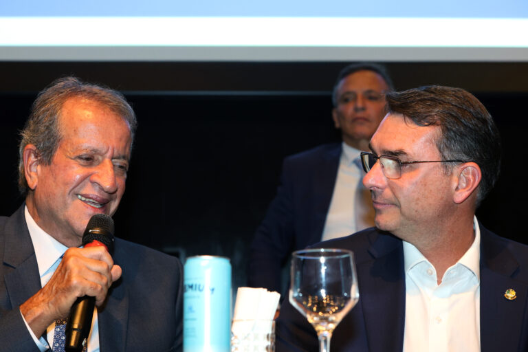 Valdemar nega prazo para testar viabilidade de Flávio Bolsonaro