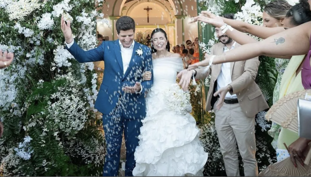 João Campos e Tábata Amaral se casaram hoje em festa exclusiva