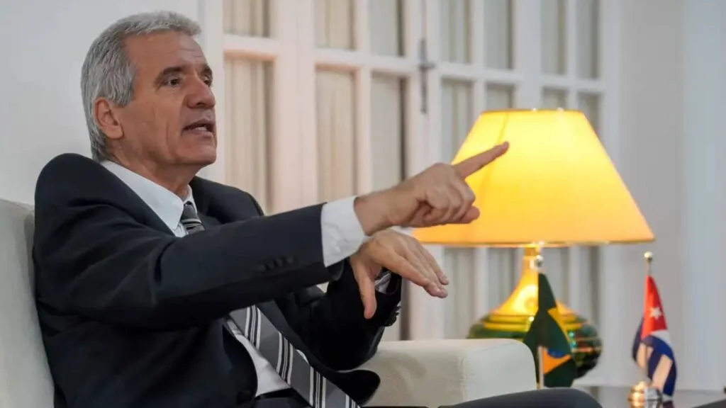 Embaixador de Cuba no Brasil classifica sanções de Donald Trump sobre petróleo como “genocídio” e detalha impactos na energia e no turismo da ilha