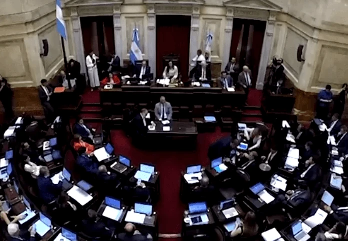 Senado da Argentina aprova reforma trabalhista de Javier Milei após 13 horas de debate. Projeto flexibiliza regras de contratação e limita direito de greve.
